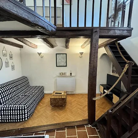 House In Near Historic Old Town